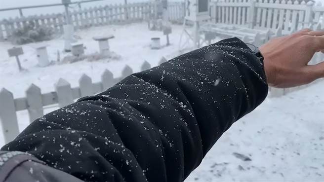 玉管处表示，北峰气象站分别在凌晨2点20分、3点5分降下15至50分的冰霰，一直到9点左右开始下雪，积雪0.5公分，提醒上山的山友注意路面情况，也勿勉强登顶。(玉管处提供／吴建辉南投传真)