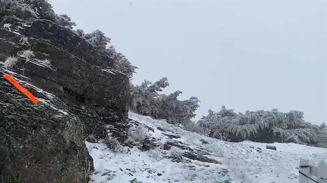 玉管处表示，排云山庄目前为阴天浓雾天气，清晨北峰及玉山风口都有下冰霰情形，因此地面上会有明显小冰粒，比起一般下雪还要硬且滑。(玉管处提供／吴建辉南投传真)  根据中央气象局资讯，北台湾是越晚越冷，中南部也因云量增多略转凉、晚微冷，预估3000公尺以上像是合欢山的高山，可能要到下周一华南云雨区东移，同样有机会降雪。(玉管处提供／吴建辉南投传真)