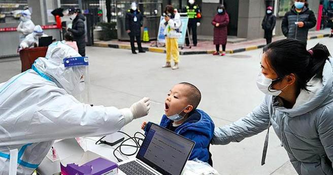 西安今發布規定：不得以查驗核酸證明作為進出社區就醫、轉送病人和接診限制。（新華社）