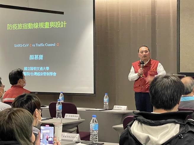 新北市长侯友宜曾邀集新北市防疫旅馆者业召开新北市防疫旅馆感染管制精进会议，今再度重申会要求旅馆从业人员应全面追加第三剂疫苗接种。（陈慰慈摄）