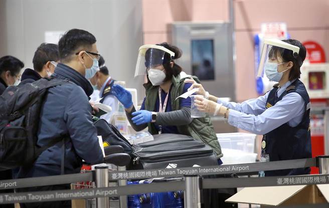 桃园机场群聚感染逐渐扩大，前进指挥所指挥官王必胜7日表示，由于传播链并不单纯，多层次的扩大採检是必要的。在桃机第二航厦入境大厅内，保全人员引导旅客前往採检。（范扬光摄）