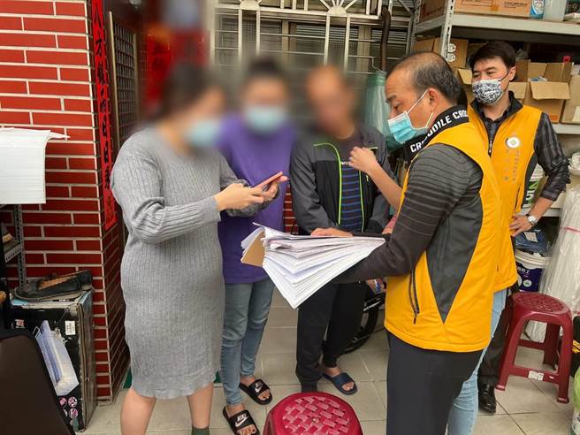 彰化分署擔心曾姓義務人是否會因為建物被點交而影響生活，執行人員特地在1月5日造訪曾姓義務人。（彰化分署提供／吳敏菁彰化傳真） 