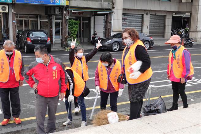 鹿港镇公所7日上午在镇公所前广场举办岁末大扫除誓师大会，共有21个社区、超过200位志工出席。（鹿港镇公所提供／吴敏菁彰化传真）
