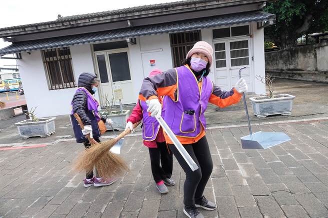 鹿港镇公所7日上午在镇公所前广场举办岁末大扫除誓师大会，共有21个社区、超过200位志工出席。（鹿港镇公所提供／吴敏菁彰化传真）