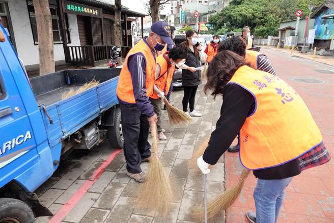 鹿港镇公所7日上午在镇公所前广场举办岁末大扫除誓师大会，共有21个社区、超过200位志工出席。（鹿港镇公所提供／吴敏菁彰化传真）