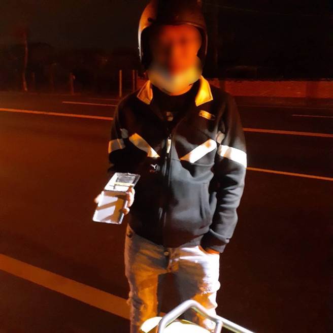 台南市麻豆警方7日凌晨攔查一輛雙載違規機車時，後座王男身上散發濃厚K他命氣味。(讀者提供／劉秀芬台南傳真)