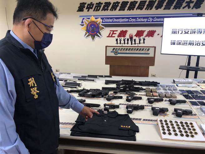 中市警局启动「安城专案」交出漂亮成绩单，查扣天道盟徽章34个、制服1件、不法集团所得现金新臺币142万余元、BMW、BENZ小客车各1部、改造手枪3枝、空气枪4枝、子弹2颗、球棒15支及甩棍、电击棒等赃证物。（冯惠宜摄）