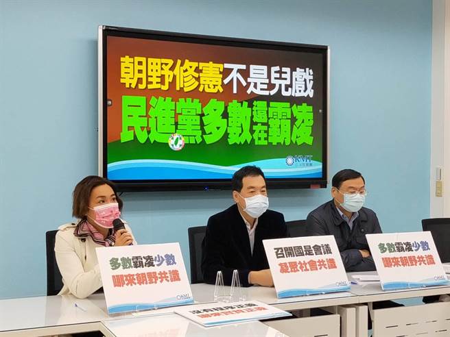 立法院修憲委員會今天繼續開會，國民黨團不滿昨天會議程序不正義，上午宣布拒絕參加民進黨所設定的修憲委員會流程。（趙婉淳攝）