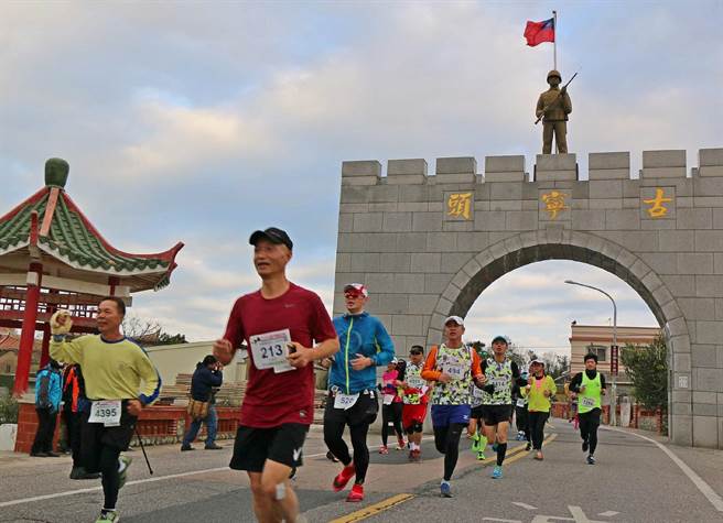 楊鎮浯縣長今天表示，即將登場的金門馬拉松目前仍朝持續辦理的方向走，但會做好完整防疫規畫。（中時資料照片／李金生攝）