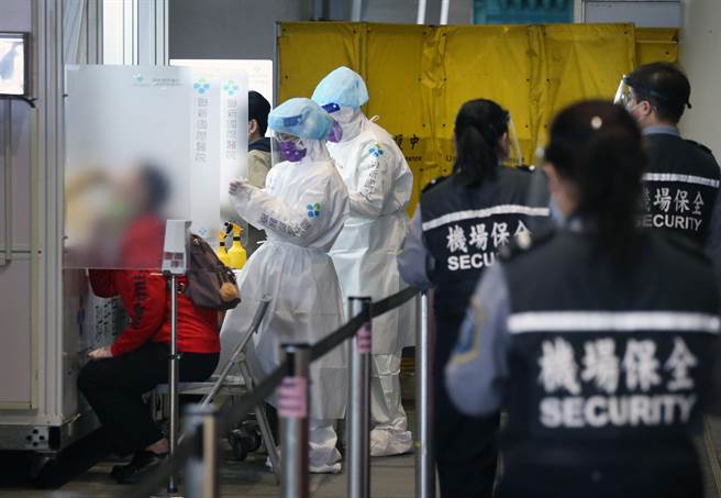 立委鲁明哲接获疑似机场内部员工信件，指P3停车场是员工停车场，出入包含机场员工、外包商、替代役、政府驻机场单位，出入混杂。（范扬光摄）