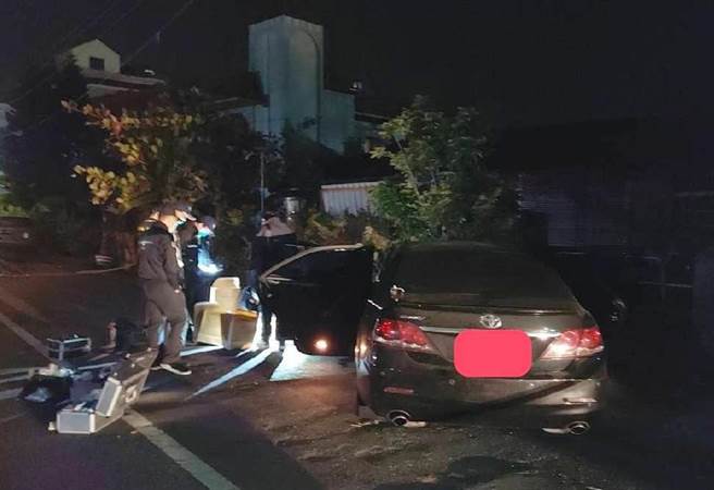 嘉義縣東石鄉5日深夜傳槍擊案，從事土方生意，綽號「包子」張姓男子遭人從車外開槍，案發後警方現場搜證，並在車上發現兩個彈孔，研判嫌犯至少開了2槍。（警方提供／呂妍庭嘉義傳真）