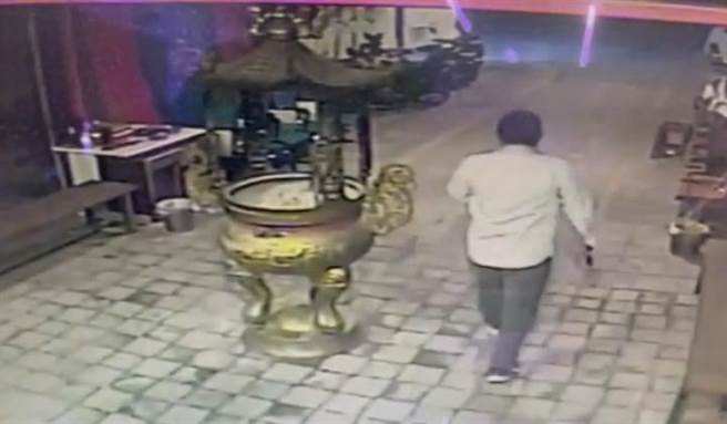 嘉義縣東石鄉槍擊案案發現土地公廟監視器，拍下張姓嫌犯手持槍枝穿過廟埕，從容逃逸過程。（警方提供／呂妍庭嘉義傳真）