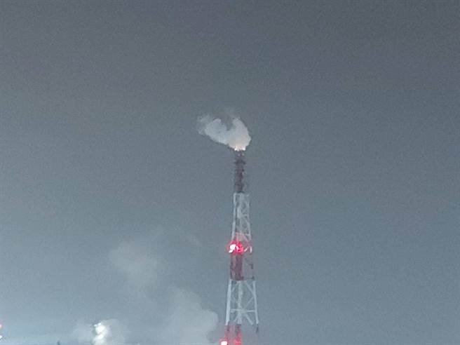 高雄中油林园厂6日下午1时许因执行乙烯克漏作业时，不慎冒出火花发生火警，造成一名外包商工人背部轻度灼伤，因火灾过程中，乙烯燃烧不完全产生粒状污染物，将依空污法对中油林园厂开罚10万至500万元。（高市府环保局提供／洪浩轩高雄传真）