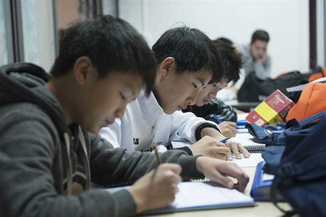 （补习）旧态重演，保障中小学生度过愉快充实、温馨祥和的假期，大陆教育部印发通知部署各地教育部门认真做好寒假期间「双减」工作。（示意图，新华社）