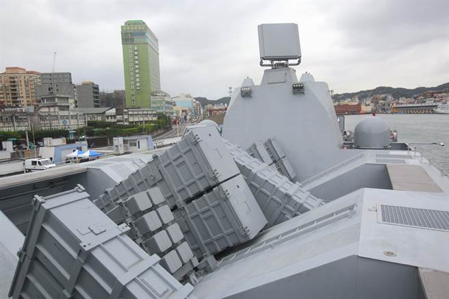 国军111年春节加强战备，7日在基隆威海营区展现战备整备实况，海军首次开放沱江级塔江军舰，并披露雄二、三反舰飞弹及海剑二防空飞弹舱。（张铠乙摄）