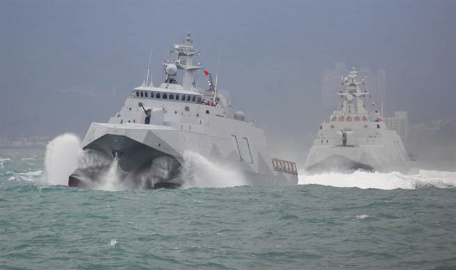 国军111年春节加强战备，7日在基隆威海营区展现战备整备实况，海军首次开放沱江级塔江军舰，两艘同级舰并在基隆海域实施高速航行等科目，向国人展现国造舰艇的优越性能与海军官兵戮力战备训练成果。（张铠乙摄）