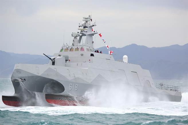 国军111年春节加强战备，7日在基隆威海营区展现战备整备实况，海军沱江军舰在基隆海域实施高速航行等科目，向国人展现国造舰艇的优越性能与海军官兵戮力战备训练成果。（张铠乙摄）