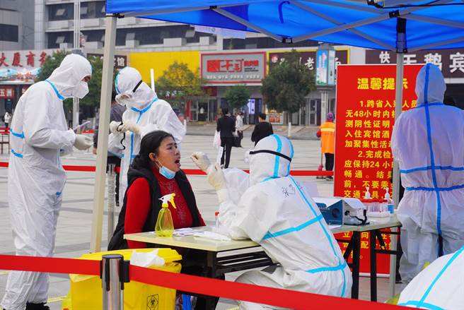 鄭州市新冠肺炎疫情防控指揮部今天（7日）舉行新聞發佈會通知，為進一步加強當前疫情防控工作，有效阻斷疫情傳播，5日晚，鄭州市發佈4號通告，提出「六個嚴格、一個保障」的社會面管控要求。（中新社）