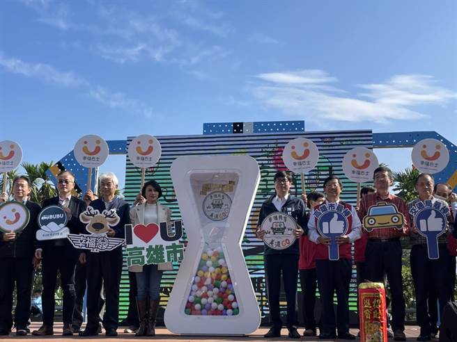 「幸福共享美浓GO!」媒合公车式小黄、復康巴士还有通用计程车等，透过电话、Line等等多元的预约方式，提供民眾点对点的交通服务。（洪靖宜摄）