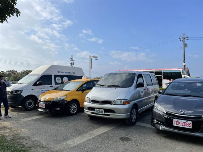 公车式小黄、復康巴士还有通用计程车等，透过电话、Line等等多元的预约方式，提供民眾点对点的交通服务。（洪靖宜摄）