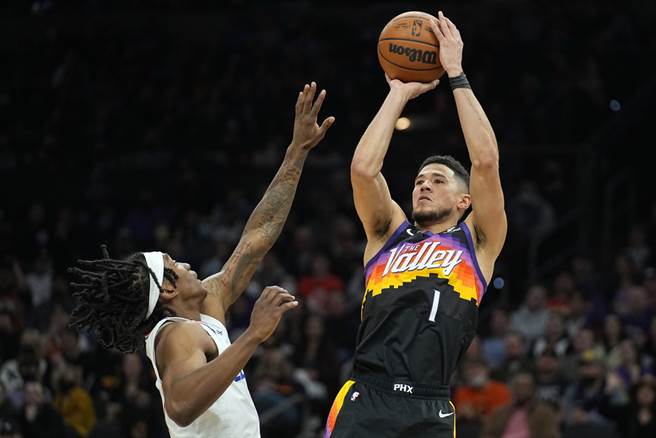 戴文布克(右)后仰跳投，对方完全来不及防守。(美联社)