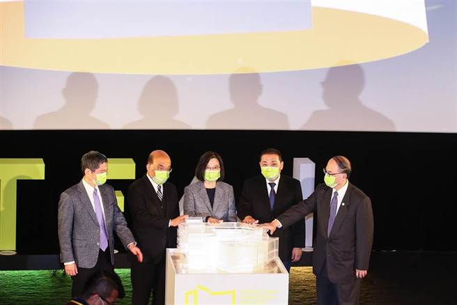 蔡英文总统(中）、行政院长苏贞昌（左2）、文化部长李永得（左1)、新北市长侯友宜（右2）以及影视听中心董事长蓝祖蔚（右1），7日一同出席国家电影及视听文化中心开馆。（邓博仁摄）
