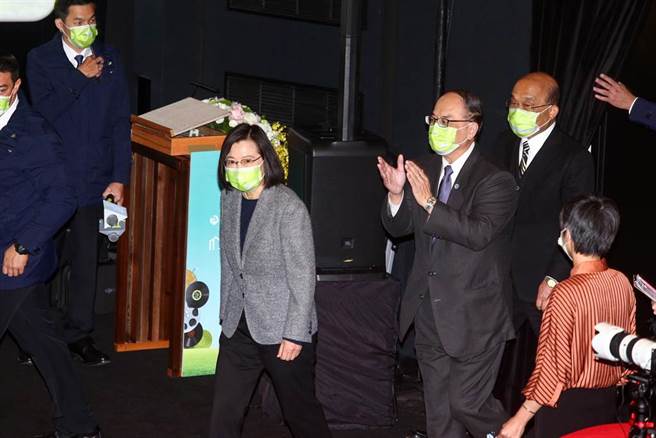 蔡英文总统(左1）、行政院长苏贞昌（右1）以及影视听中心董事长蓝祖蔚（右2），7日一同出席国家电影及视听文化中心开馆。针对近日国内本土病例再起，苏贞昌呼吁民眾遵守防疫规范及打疫苗，提高疫苗覆盖率，也呼吁民眾春节仍要保持警戒心。（邓博仁摄）
