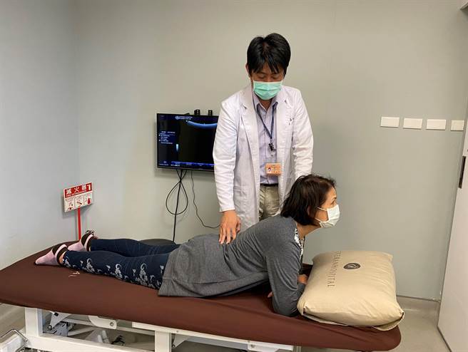 长安医院復健科医师詹益承指出，针对腰部前弯会疼痛的患者，可做趴姿后仰，双手或肘支撑，维持一分钟。（冯惠宜摄）