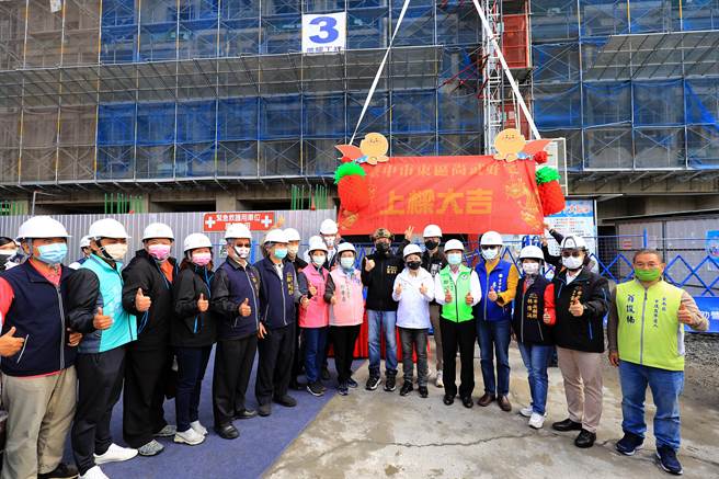 「東區尚武好宅」7日盛大舉辦上樑典禮，台中市長盧秀燕以及東南區多位民代共同出席。（馮惠宜攝）