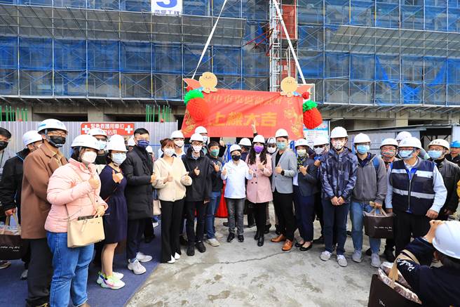 「東區尚武好宅」7日盛大舉辦上樑典禮，台中市長盧秀燕以及東南區多位民代共同出席。（馮惠宜攝）