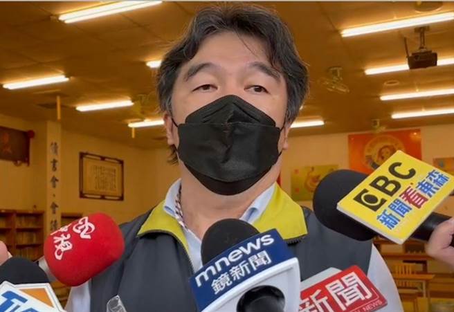 衛福部醫福會執行長王必勝7日下午到桃園市金嗓歌友會視察，他說，這也不能說是漏洞。（賴佑維攝）