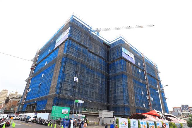 「東區尚武好宅」共規劃地下4層、地上14層，共4大棟複合式的社會住宅，共提供1房型495戶（8坪）、2房型239戶（16坪）、3房型68戶（24坪）共計802戶的優質住宅。（馮惠宜攝）