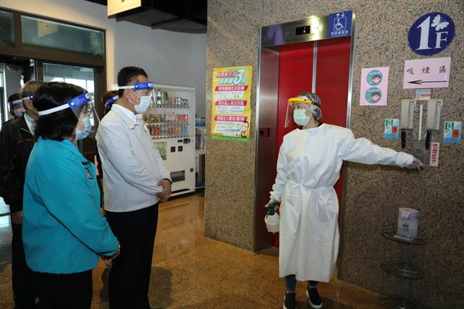 嘉義縣長翁章梁（左二）今天前往嘉縣防疫旅館視察相關措施。（張亦惠攝）