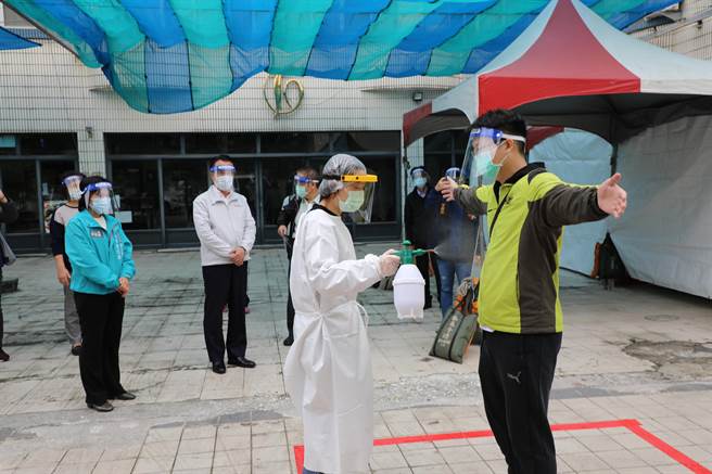 嘉義縣長翁章梁（左二）今天前往嘉縣防疫旅館視察相關措施。（張亦惠攝）