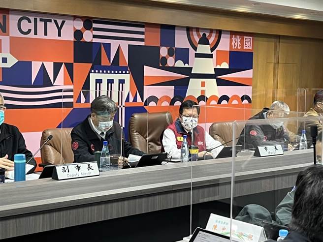 桃機群聚累計12人確診，桃園市政府7日舉行防疫專案會議。（陳夢茹攝）