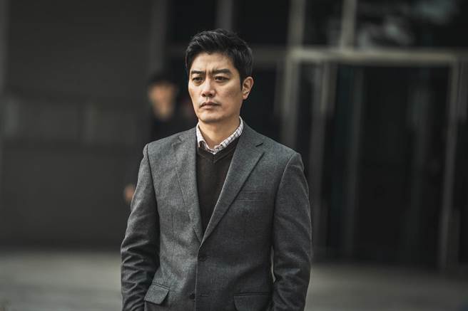 朴熹询在《无间对决》中饰演不正之风的监察组负责人「黄仁浩」。（车库娱乐提供）