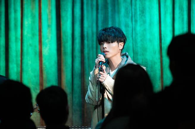 HowZ日前推出新专辑《带光者 theLightBringer》。（迷音乐 Me Music提供）