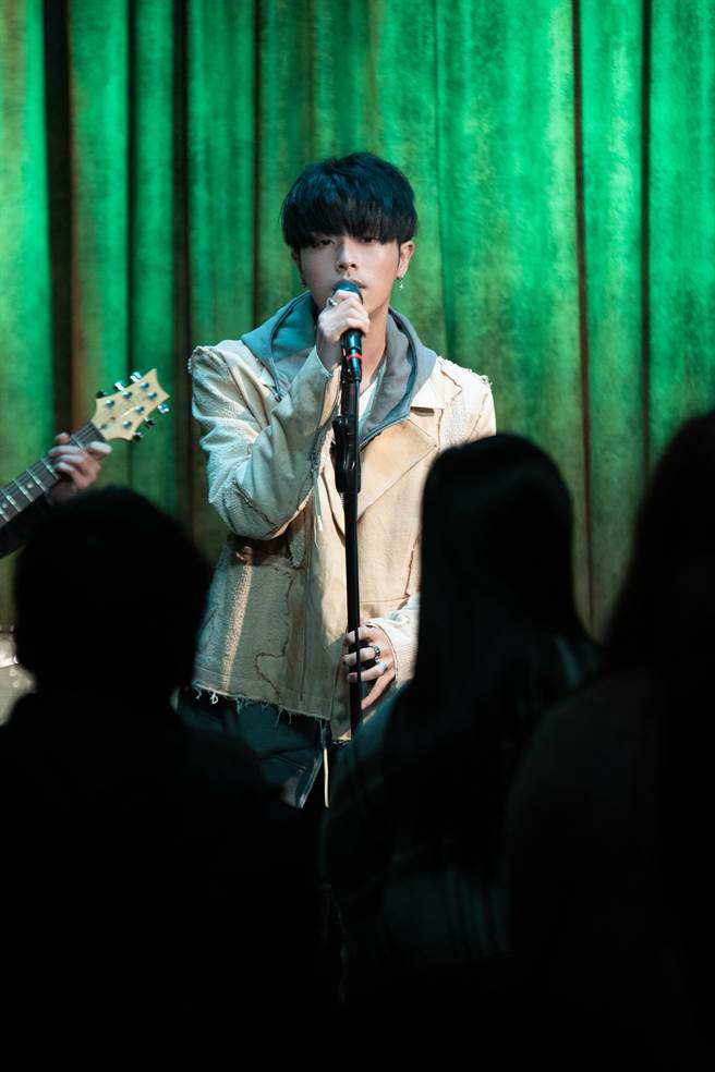 HowZ日前推出新专辑《带光者 theLightBringer》。（迷音乐 Me Music提供）