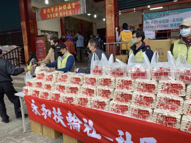 新北市永和区一年一度岁末送暖系列活动，即日起至1月16日全面展开。（永和区公所提供）