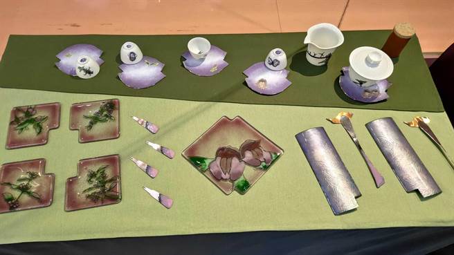 新北市莺歌工商近期举办「漫步在山河之间器物设计」成果展，展示美术工艺科设计的30组茶具，茶具主轴为湿地生态，各作品融入湿地动物或植物。（莺歌工商提供）