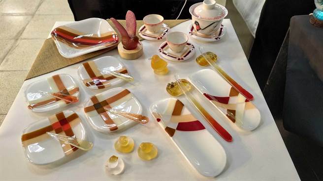 新北市莺歌工商近期举办「漫步在山河之间器物设计」成果展，展示美术工艺科设计的30组茶具，茶具主轴为湿地生态，各作品融入湿地动物或植物。（莺歌工商提供）