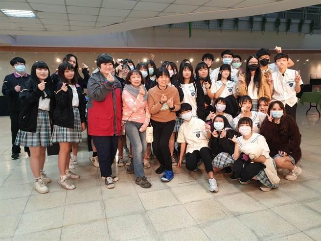 新北市莺歌工商近期举办「漫步在山河之间器物设计」成果展，展示美术工艺科设计的30组茶具，茶具主轴为湿地生态，各作品融入湿地动物或植物。（莺歌工商提供）