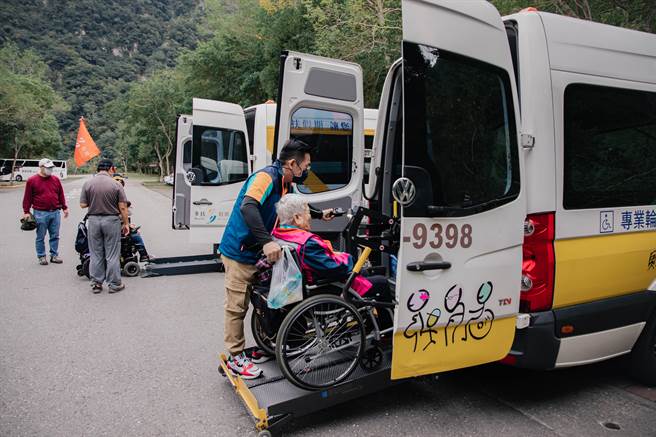 花莲县政府邀请身心障碍者及银髮族组成「花莲无障碍旅游首发团」，「无障碍旅游管家」协助让轮椅使用者方便上下车。（花莲县府观光处提供／王志伟花莲传真）
