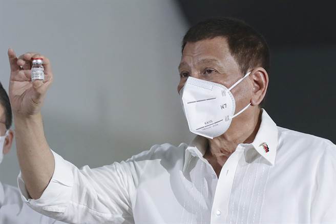 菲國總統杜特蒂表示，不敢相信大批還沒接種疫苗的人，在「社區內趴趴走」；他已下令，將逮捕沒有接種疫苗而又違反居家禁令的人。(圖/美聯社)