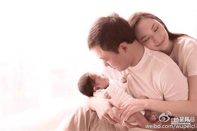 吴佩慈与纪晓波交往多年，虽然生子但依然未婚。（图／翻摄自吴佩慈微博）