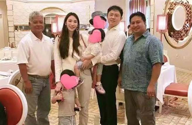 吴佩慈与纪晓波如今已生下两子两女，两人感情稳定。（图／翻摄自吴佩慈微博）