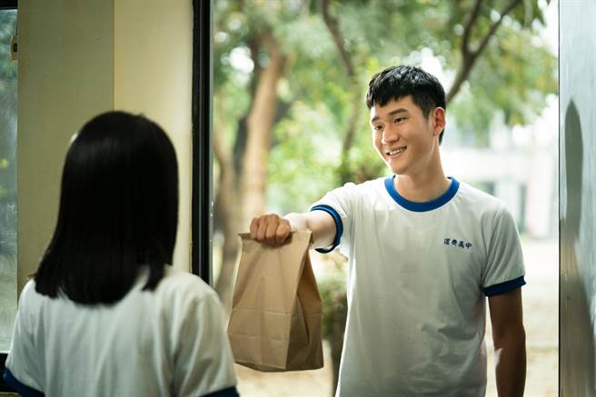 周興哲帥氣送早餐給李沐。（華映提供）