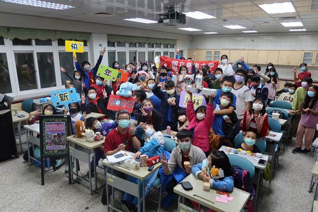 南大联电课辅中心结合高教深耕计画、大学社会责任实践计画(USR)、师资培育精进与精致计画及臺湾教育大学系统偏乡课辅计画等，号召147位教育专业任务型志工，与臺南市9行政区12所小学合作。