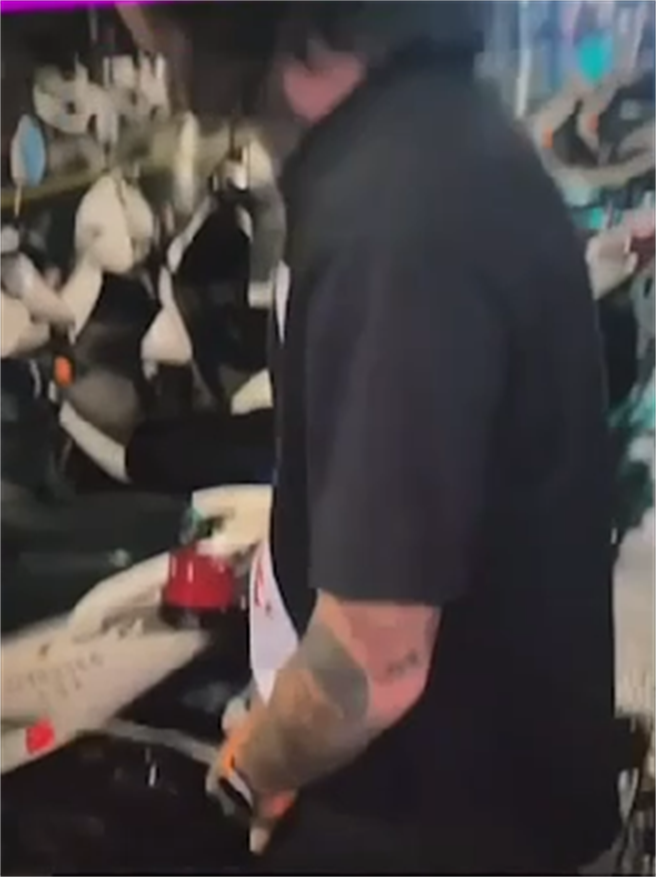 超噁！刺青男当街「尿洗」派出所警用机车，警震怒誓言抓人。(翻摄自记者爆料网)
