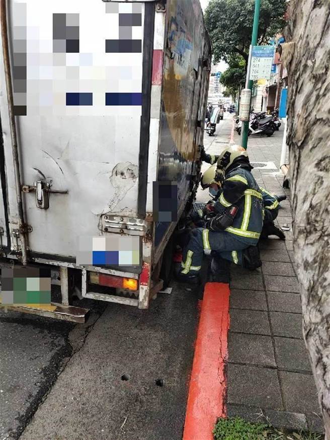 警消到场以破坏剪抢救伤者。（警方提供）
